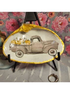 DECOUPAGE CLAM SHELL DECOUPAGE TRUCK WITH PUMPKINS IS ON A CLAM SHELL